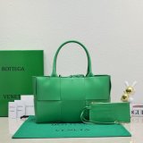 Luxury BOTTEGA VENETA Medium Arco Tote Bag 36CM